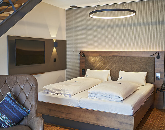 Gemütliches Doppelzimmer mit TV und modernem Design – stilvolle Hotelzimmer am Bodensee buchen.