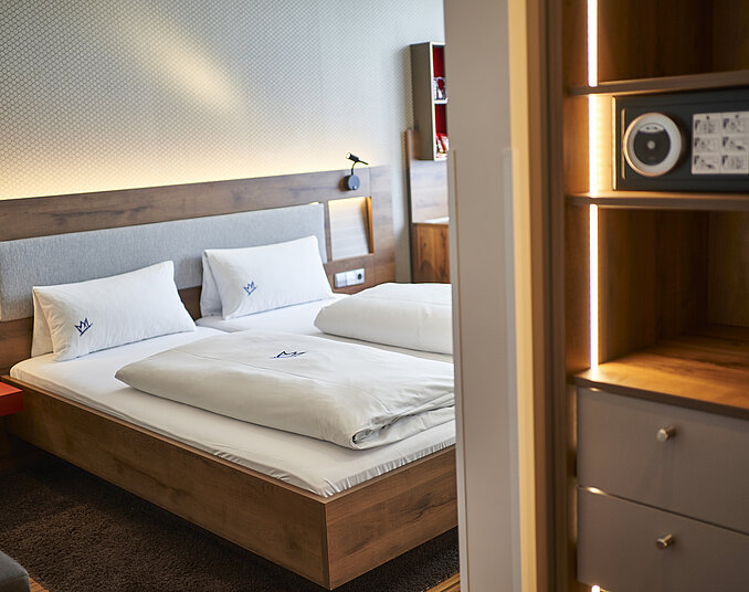 Modernes Standard-Doppelzimmer mit großem Doppelbett