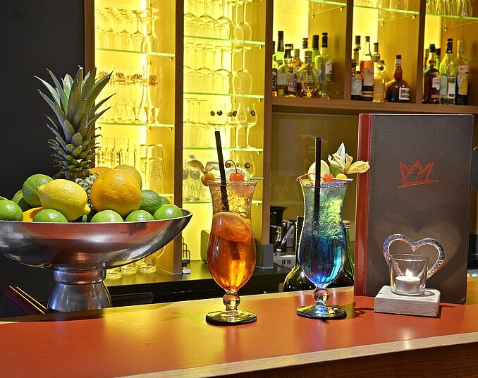 Hotelbar mit Drinks auf dem Tresen