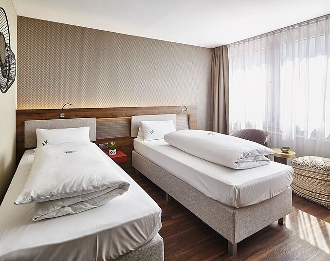 Modernes, helles Doppelzimmer mit zwei Einzelbetten