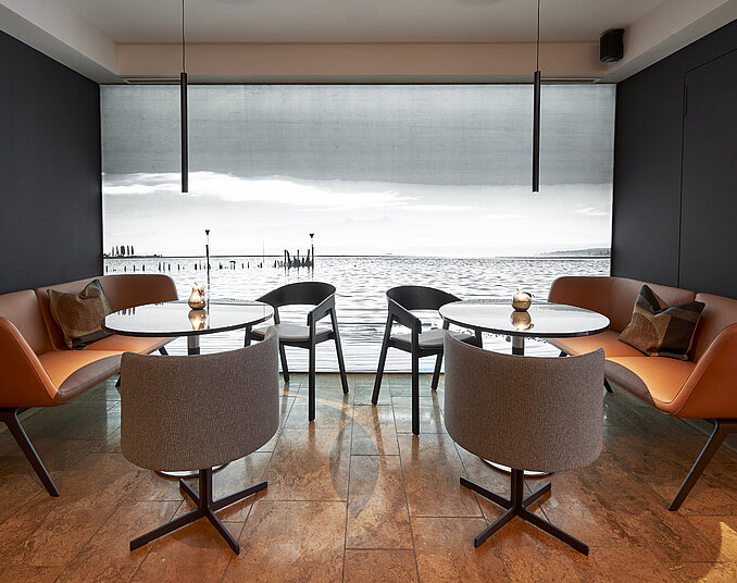 Hotelrestaurant mit Stühlen und Tischen