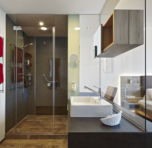 Modernes Doppelzimmer mit lichtdurchflutetem Bad