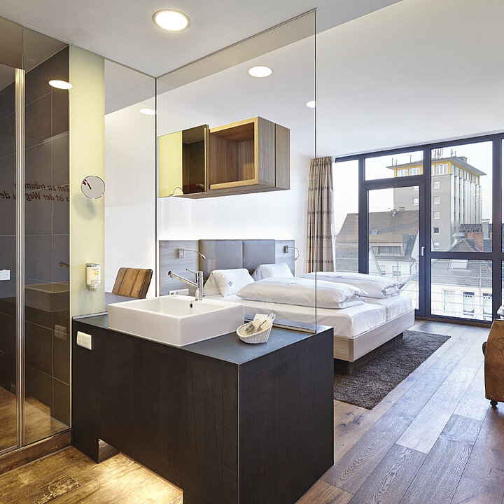 Modernen und schönes Hotelzimmer mit Bad und Doppelbett
