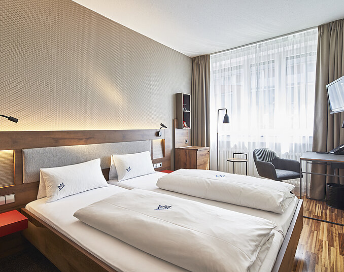 Modernes Standard Doppelzimmer mit großem Doppelbett