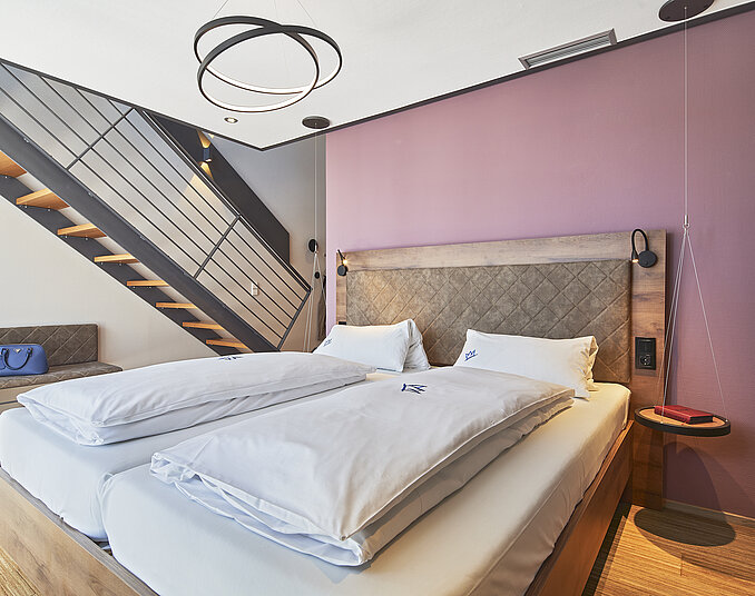 Stilvolles Maisonette-Zimmer mit Doppelbett und modernem Design – Hotelzimmer am Bodensee erleben.