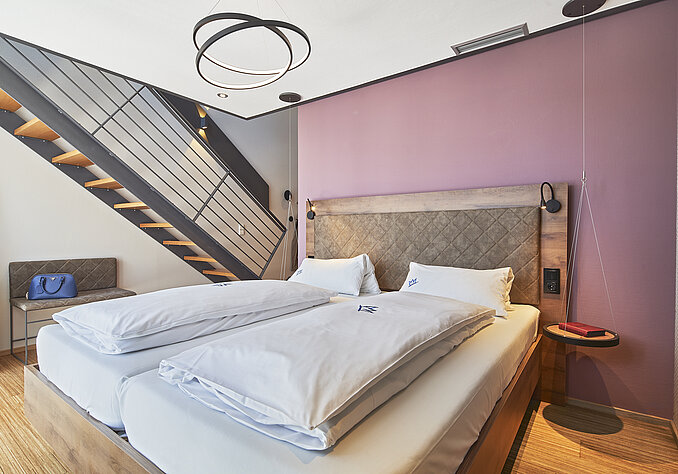 Stilvolles Maisonette-Zimmer mit Doppelbett und modernem Design – Hotelzimmer am Bodensee erleben.