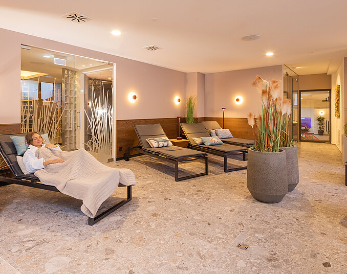 Ruheraum mit gemütlichen Liegen und stilvollem Ambiente im Wellness Hotel in Friedrichshafen.
