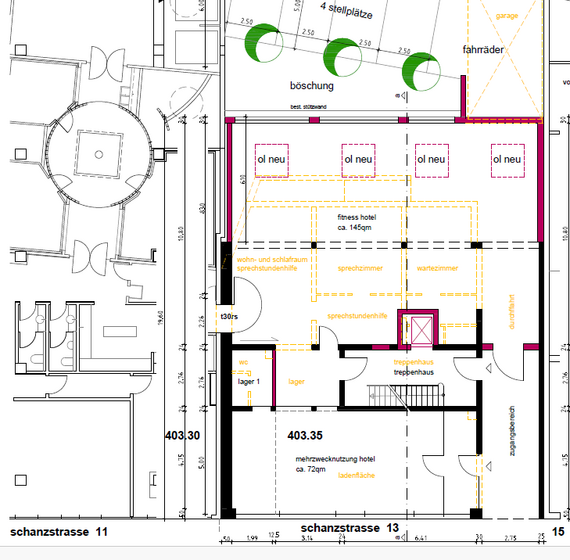Schanz 133 Grundriss einer Hotelrenovierung mit verschiedenen Bereichen wie Fitnessraum, Speisesaal und Lagerräumen. Es sind auch Parkplätze und Fahrradstellplätze eingezeichnet. Maße und genaue Positionen sind skizziert, sowie neue und alte Bereiche beschrieben.