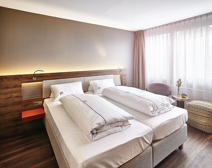 Großes, helles und modernes Doppelzimmer mit großem Doppelbett im Hotel Friedrichshafen.
