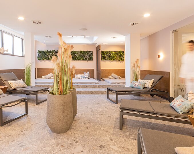 Stilvoller Ruheraum mit Pflanzenwänden und Liegen – entspannte Wellness in Friedrichshafen genießen.