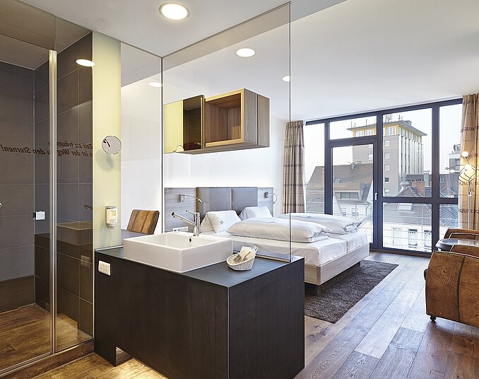 Helles, modernes Doppelzimmer in Friedrichshafen