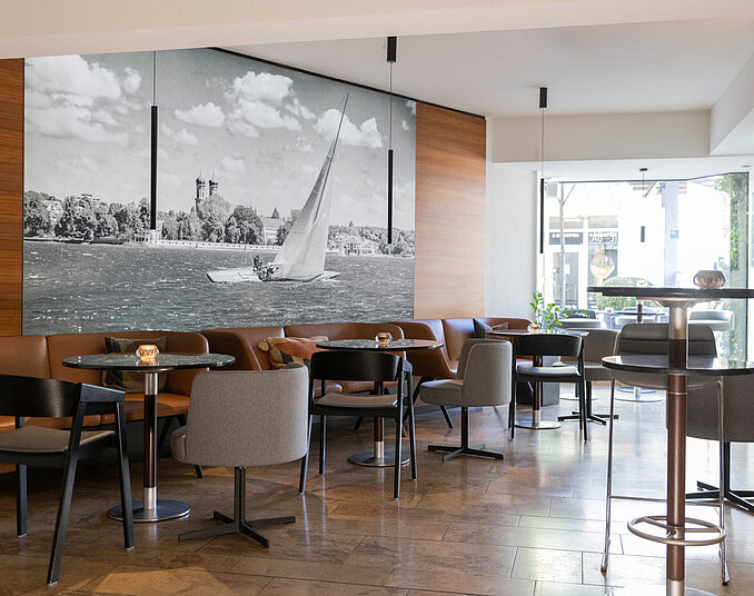 Moderne und schicke Hotelbar mit gedeckten Tischen im Hotel in Friedrichshafen.