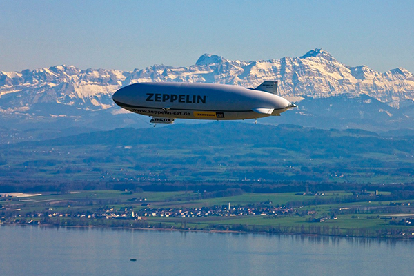 Zeppelin über Bodensee