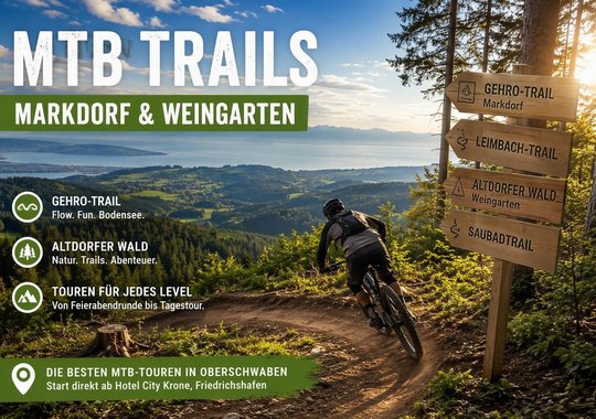 Eine Person fährt mit dem Mountainbike auf einem Trail in einer bewaldeten Landschaft. Im Hintergrund sind Berge zu sehen. Ein Schild weist auf verschiedene Trails hin, darunter der Gehro-Trail, der Leimbach-Trail und der Altodorfer Wald. 